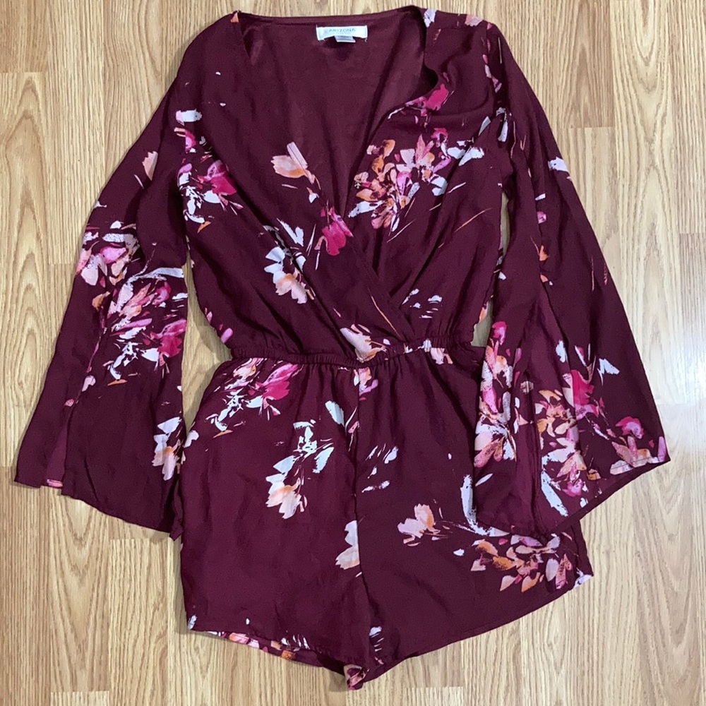 Arizona Shorts Romper Floral Print Bell Sleeve Wrap Front V Neck Sz XS